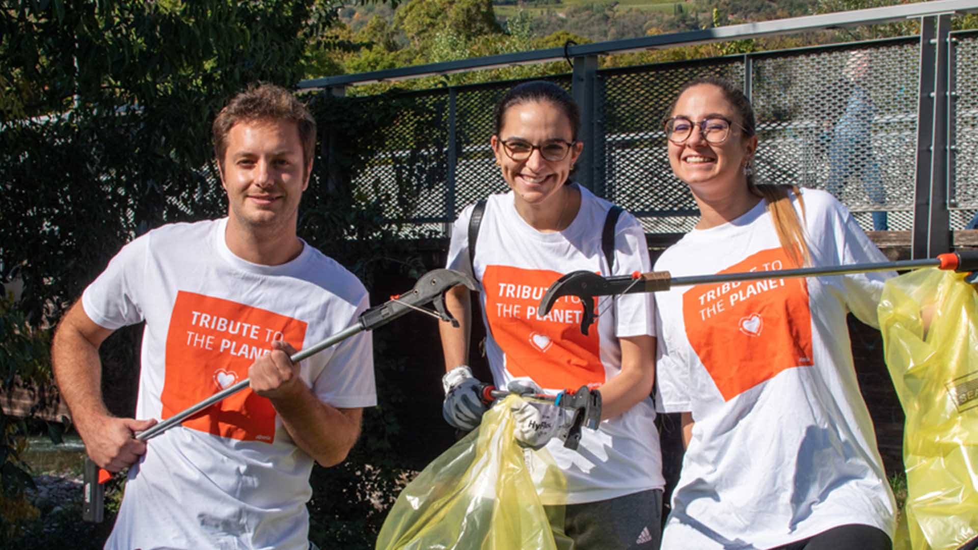 Persone che raccogliano spazzatura