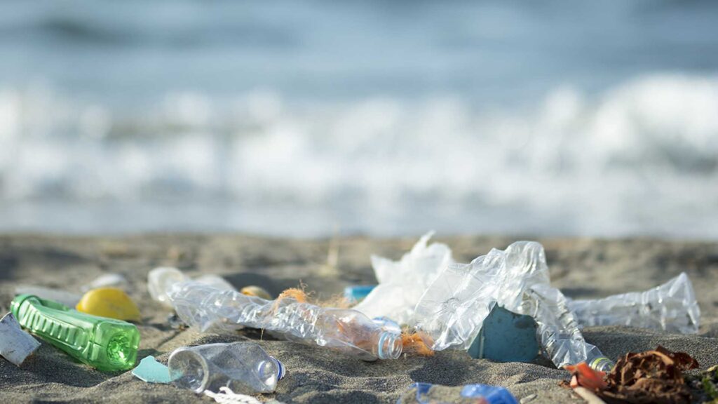 Flaschen und Plastik am Strand