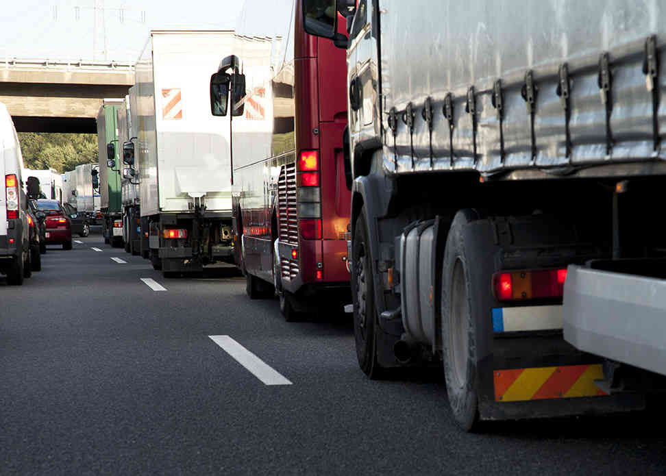 una fila di camion su una strada