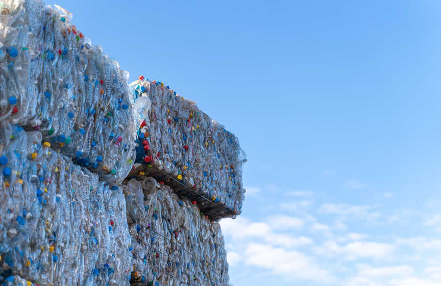 una grande pila di bottiglie di plastica