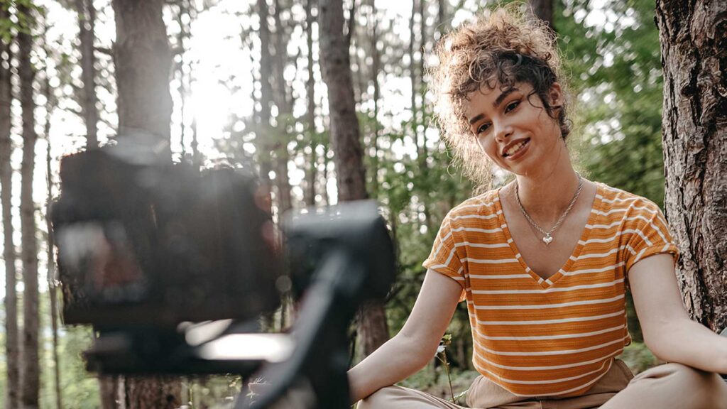 eine Frau im Wald im Film Natura