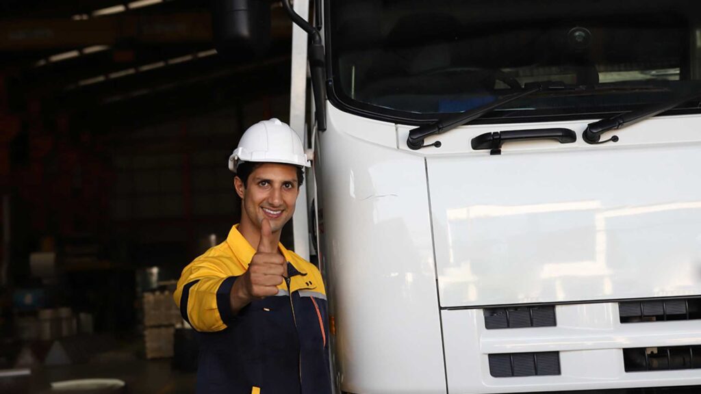 un uomo con un elmetto vicino a un camion