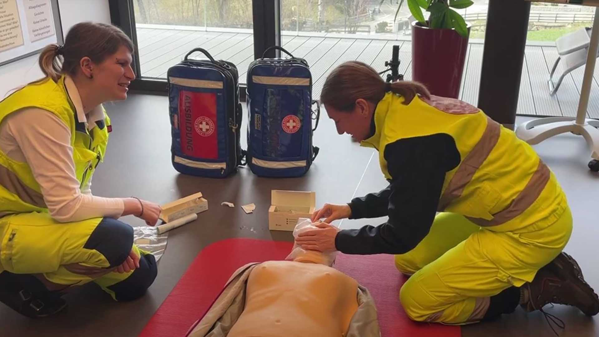 zwei Frauen in gelben Uniformen