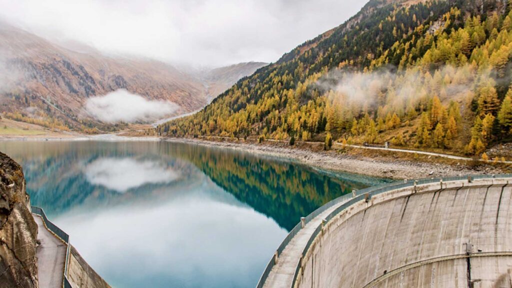 Acqua con alberi e nuvole