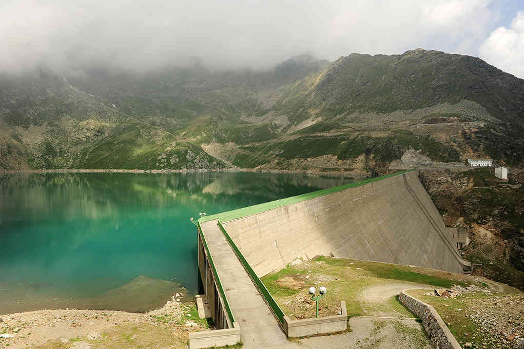 una diga con acqua al lago di quaira