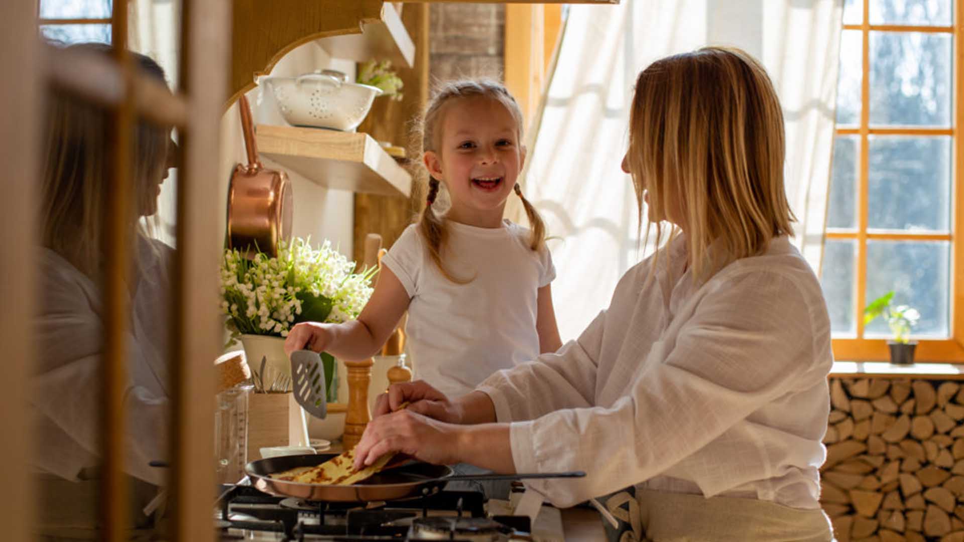 una donna e una bambina che cucinano