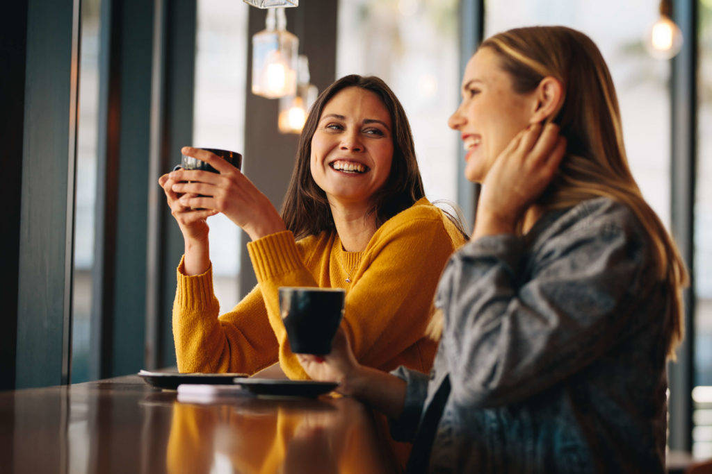 due donne sedute ad un tavolo