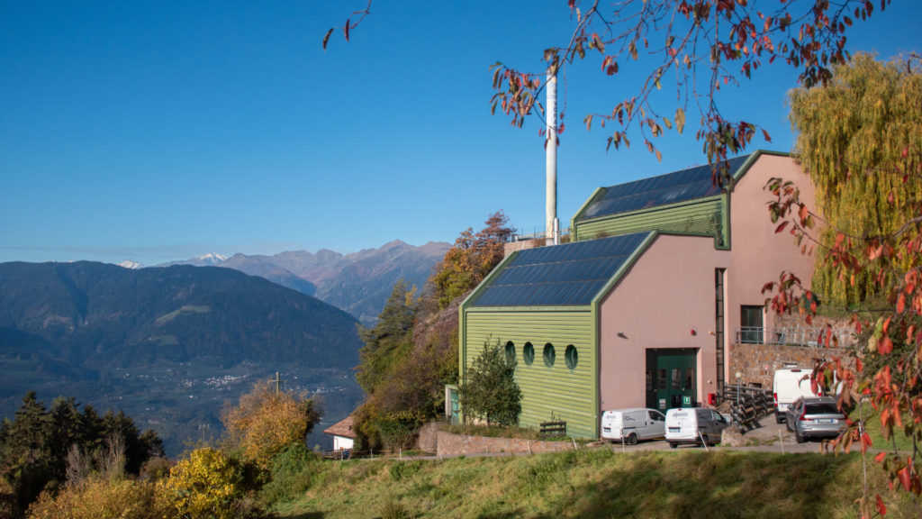 un edificio con pannelli solari sul tetto