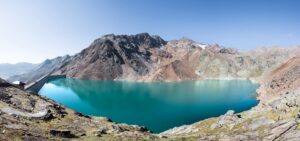 ein Bergsee mit blauem Wasser