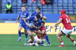 un gruppo di uomini che gioca a rugby