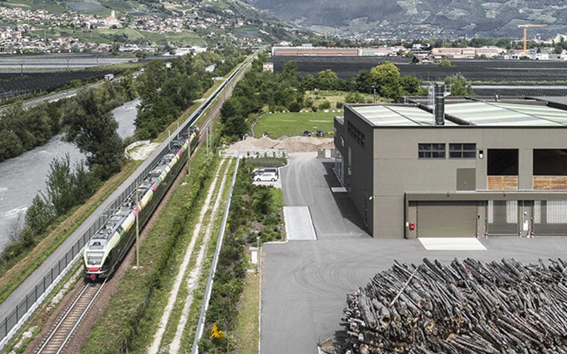 Una centrale di teleriscaldamento a biomassa vicino al treno