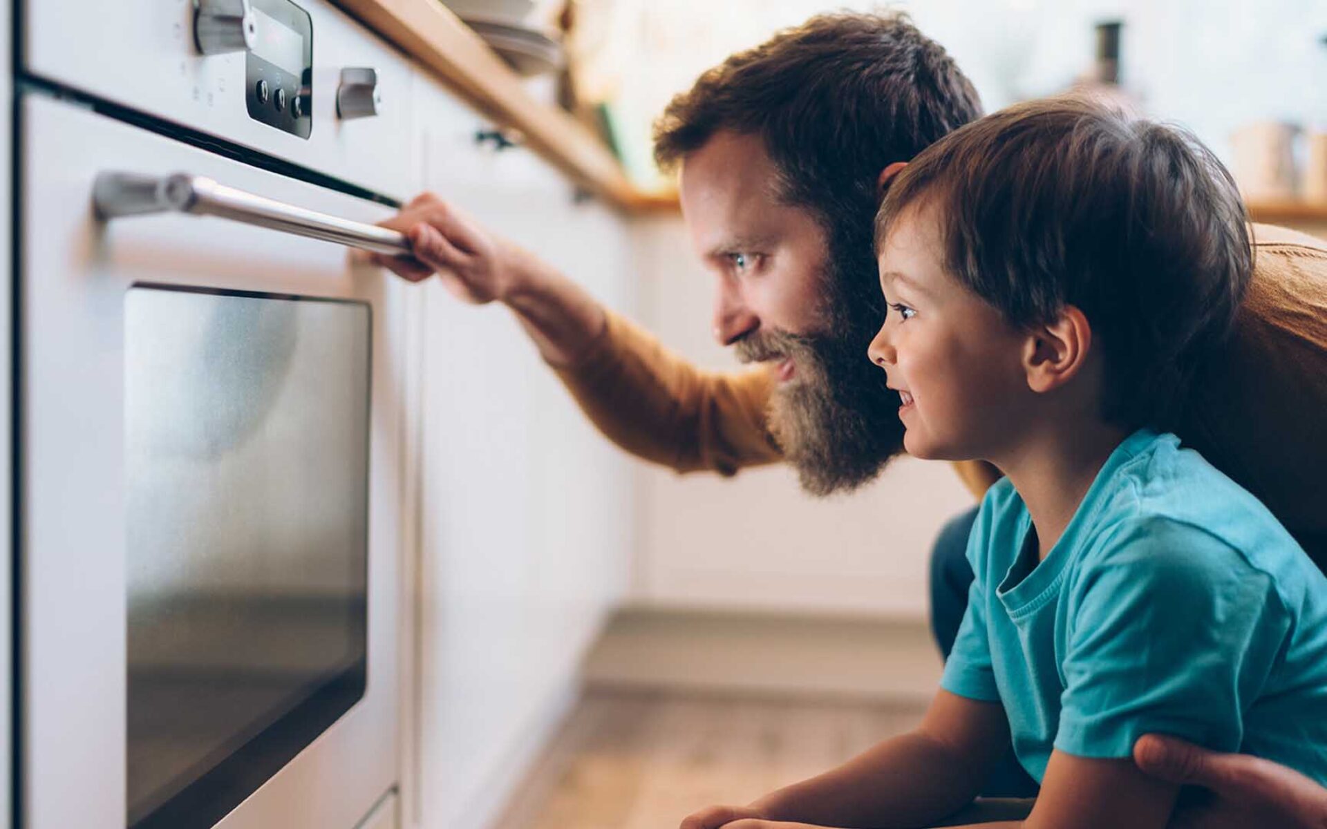 un uomo e un bambino che guardano un forno