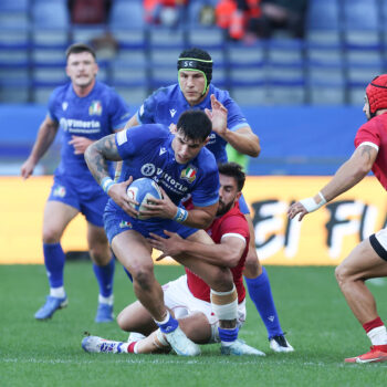 un gruppo di uomini che gioca a rugby