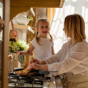 una donna e una ragazza che cucinano in cucina